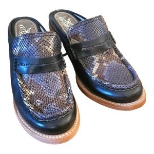 Freebirds by Steven Leather Sanke Embossed Block Heel Open Back Mule Size 7.